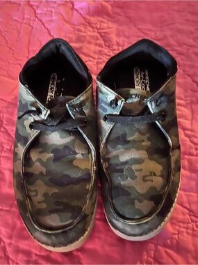 Skechers air cooled memory foam size 5 Camouflage Green Camo